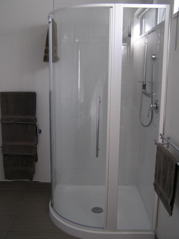 Bellano Motel Suites Christchurch Rom bilde A shower enclosure