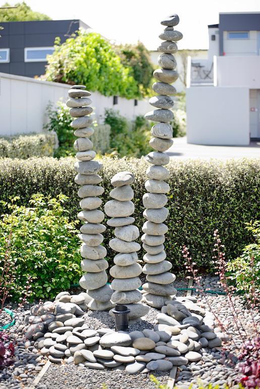 Bellano Motel Suites Christchurch Eksteriør bilde A stone cairn