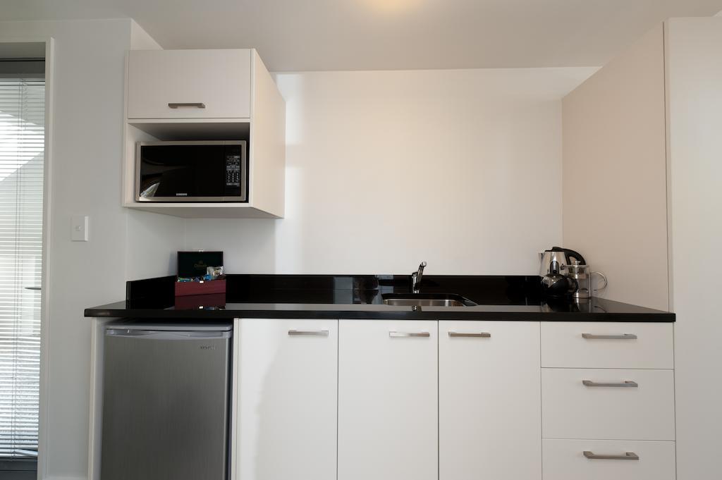 Bellano Motel Suites Christchurch Rom bilde A kitchenette in a hotel