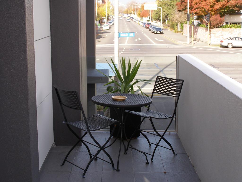 Bellano Motel Suites Christchurch Eksteriør bilde A balcony