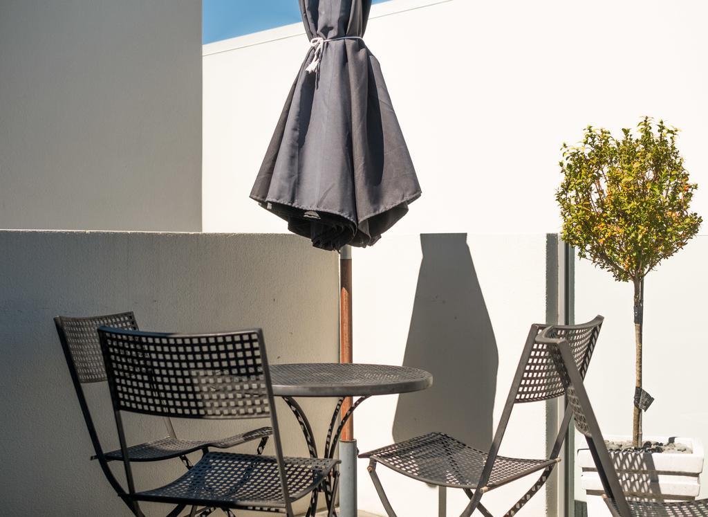 Bellano Motel Suites Christchurch Eksteriør bilde A patio set