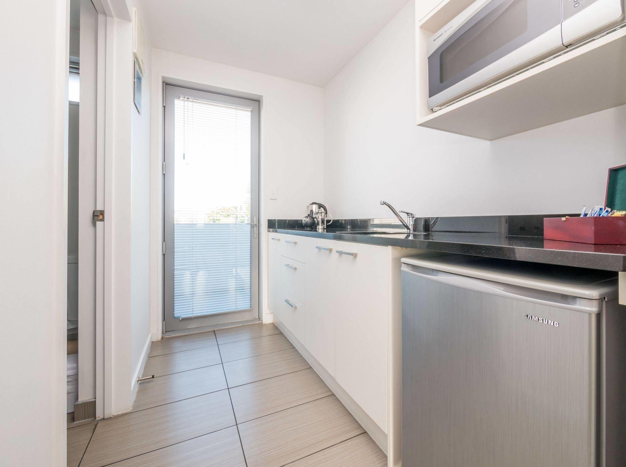Bellano Motel Suites Christchurch Eksteriør bilde A typical kitchen in a student apartment