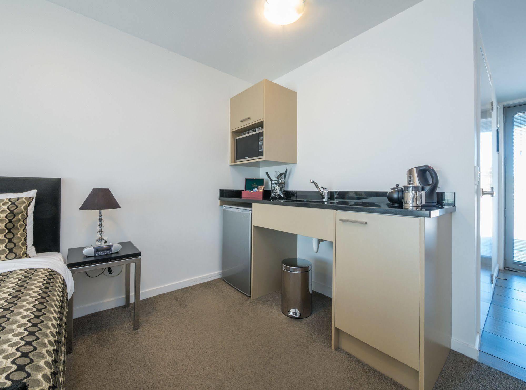 Bellano Motel Suites Christchurch Eksteriør bilde A kitchenette in a studio apartment