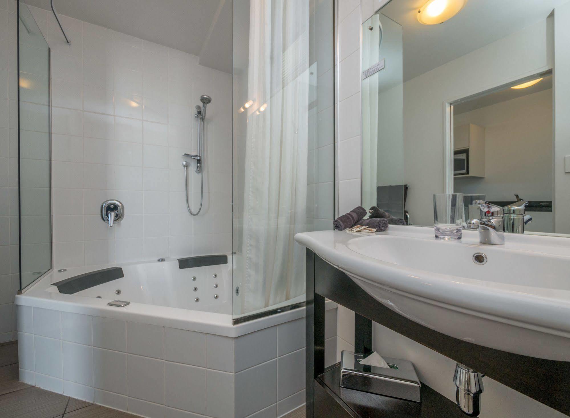 Bellano Motel Suites Christchurch Eksteriør bilde A shower bath