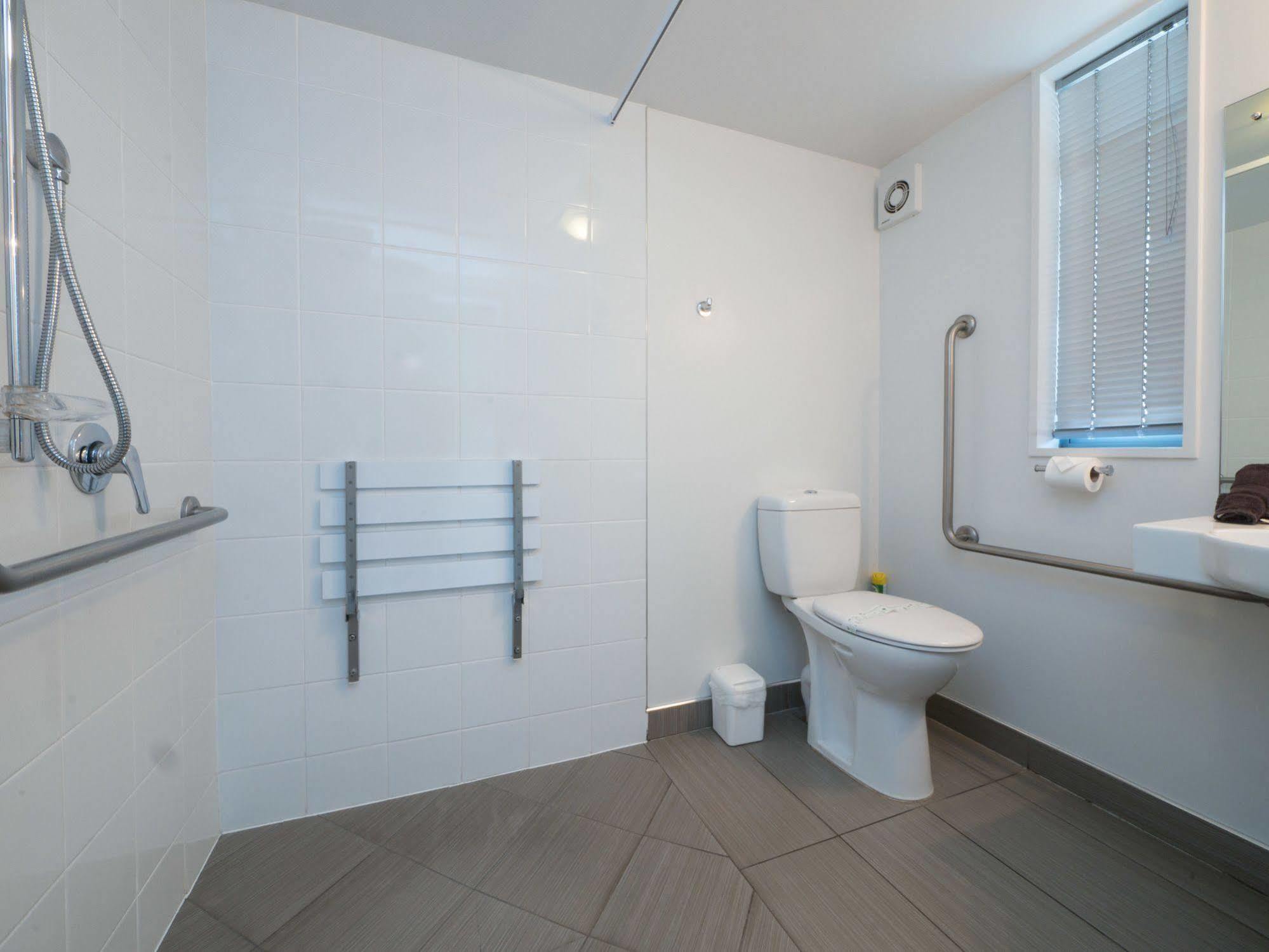 Bellano Motel Suites Christchurch Eksteriør bilde A wet room