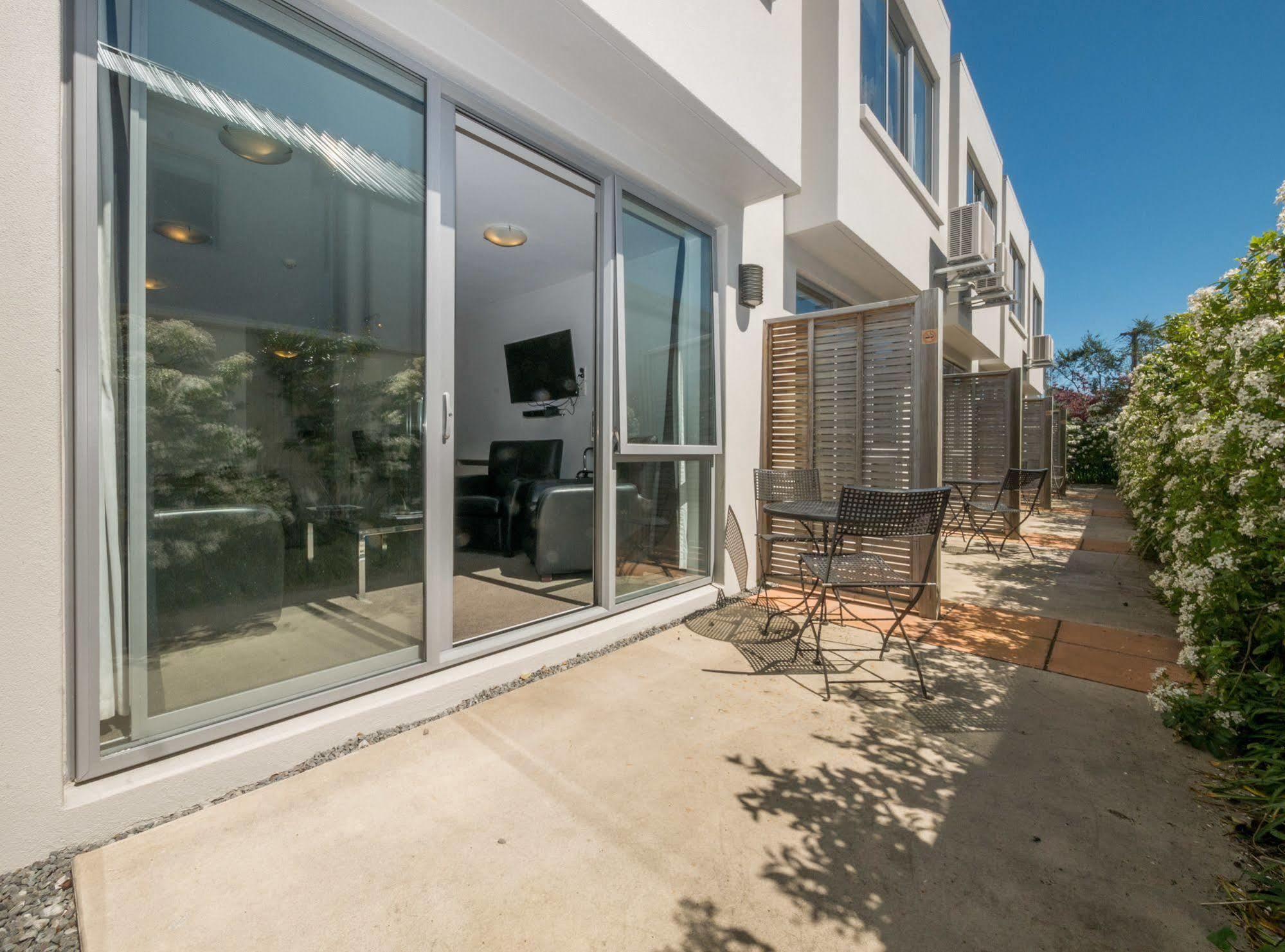 Bellano Motel Suites Christchurch Eksteriør bilde A typical courtyard at the complex
