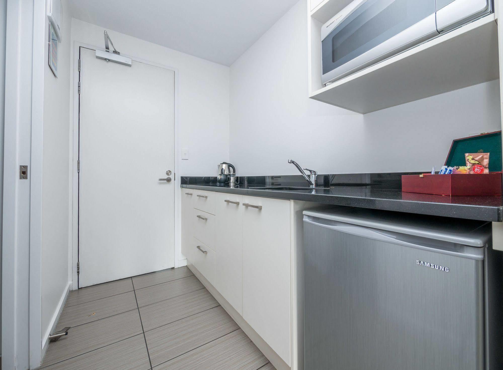 Bellano Motel Suites Christchurch Eksteriør bilde A kitchenette in a hotel room